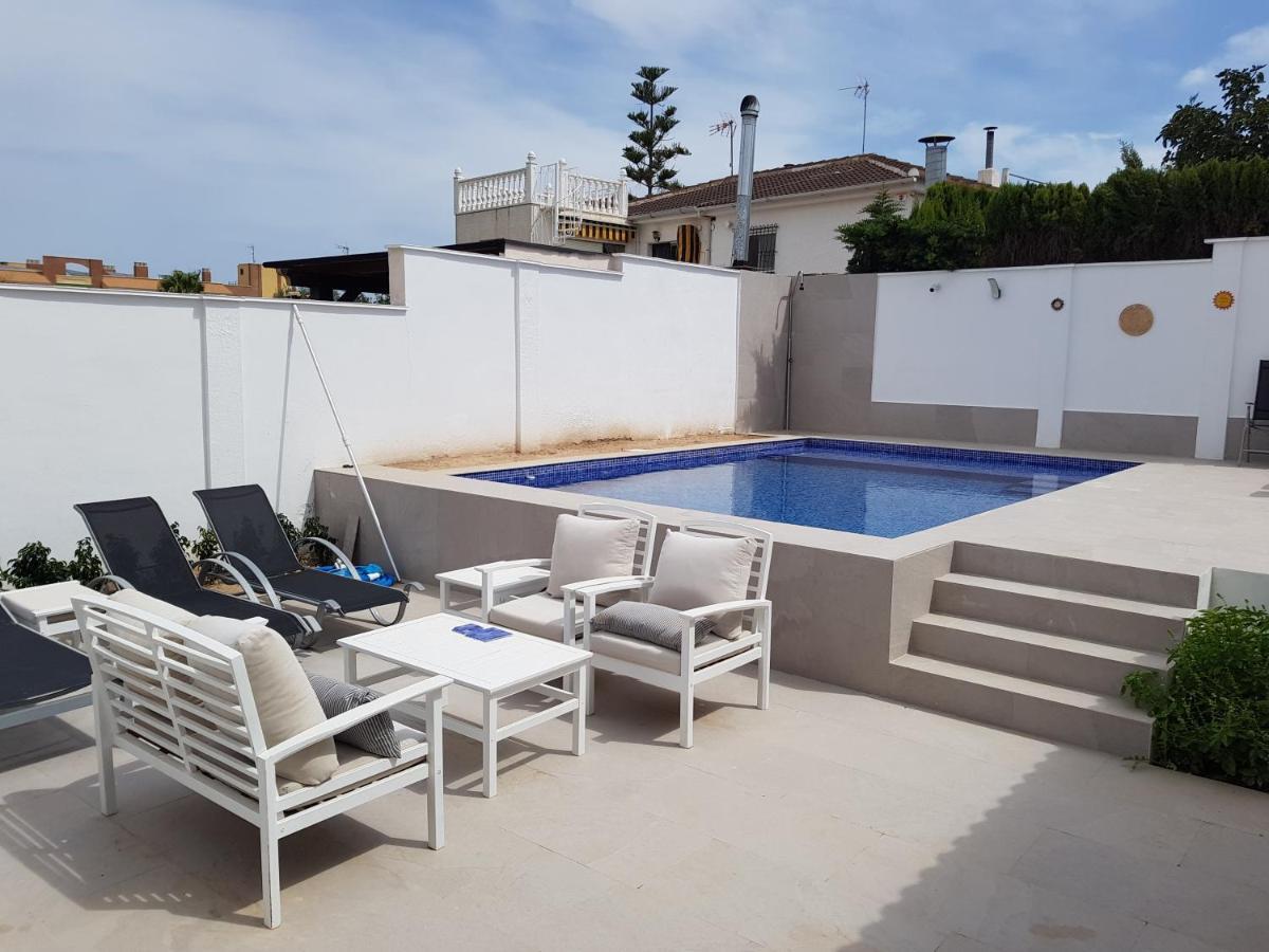 Lovely Bungalow For Four Close To Beach And City In Torrevieja Kültér fotó