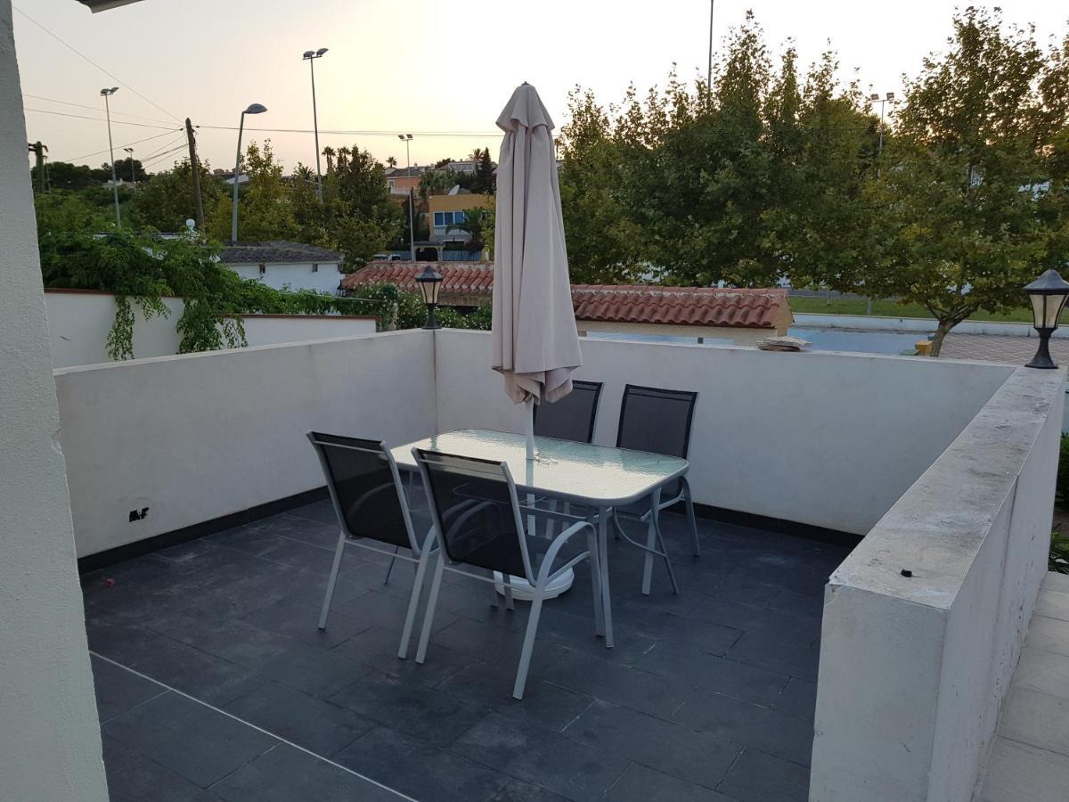 Lovely Bungalow For Four Close To Beach And City In Torrevieja Kültér fotó