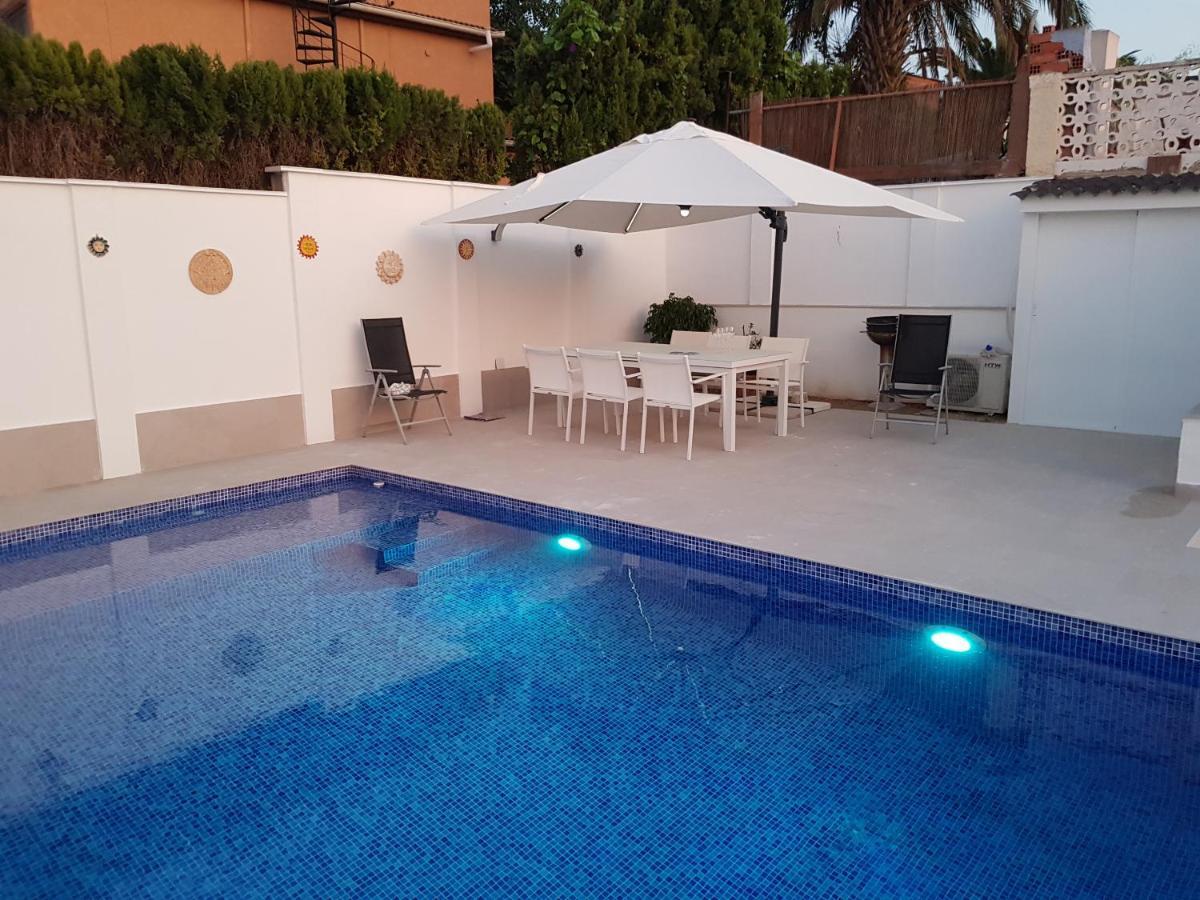 Lovely Bungalow For Four Close To Beach And City In Torrevieja Kültér fotó